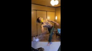 綿棒を投擲するジーク戦士長【進撃の巨人】