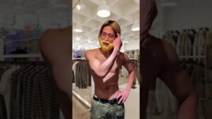 パラディ島攻略の前日に服を買いにきたジーク戦士長【進撃の巨人】