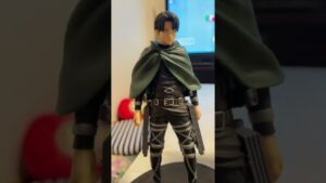 進撃の巨人　プライズフィギュア　前回のリヴァイと今回のリヴァイ　剣あるのとないだけ？