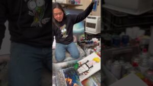 【ASMR】進撃の巨人のアルミンをスプレーアートで描いてみた時のメキシコ人妻の反応